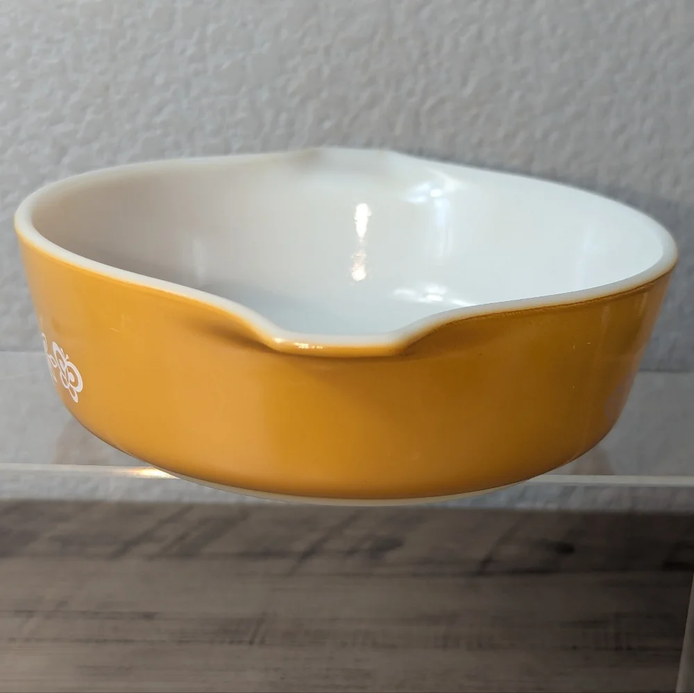 Vintage 1970s Pyrex Butterfly Gold #471 1-pint round casserole baking dish